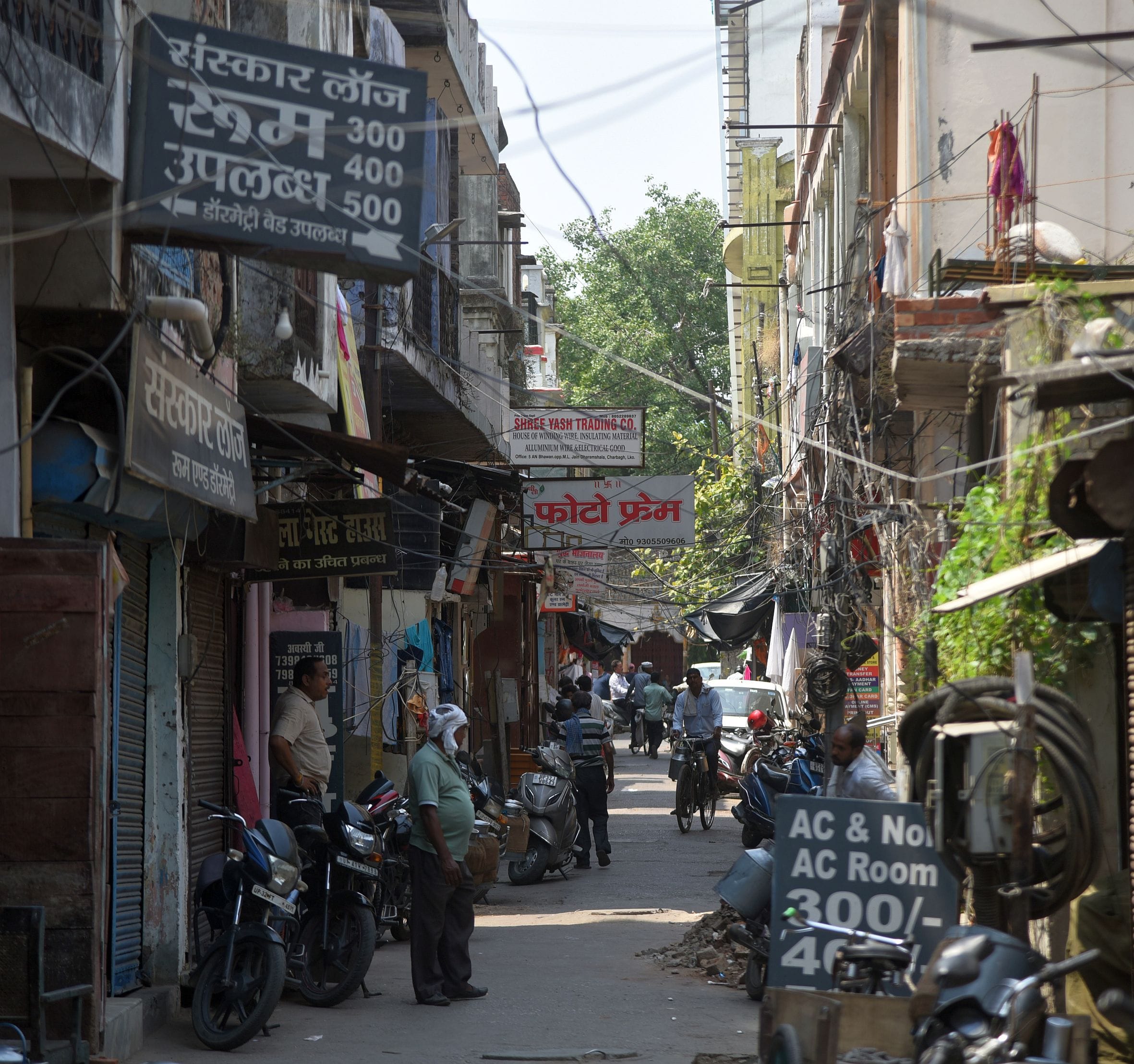 राजधानी में संकरी गलियों में चल रहे हैं होटल। 