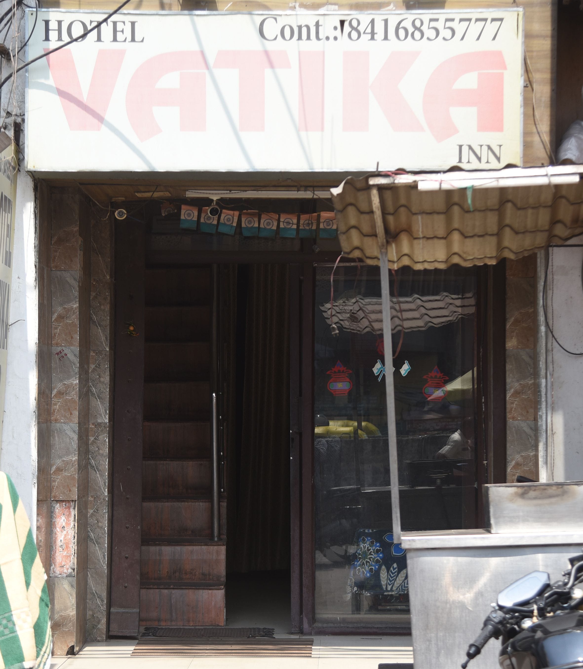 राजधानी में संकरी गलियों में चल रहे हैं होटल। 