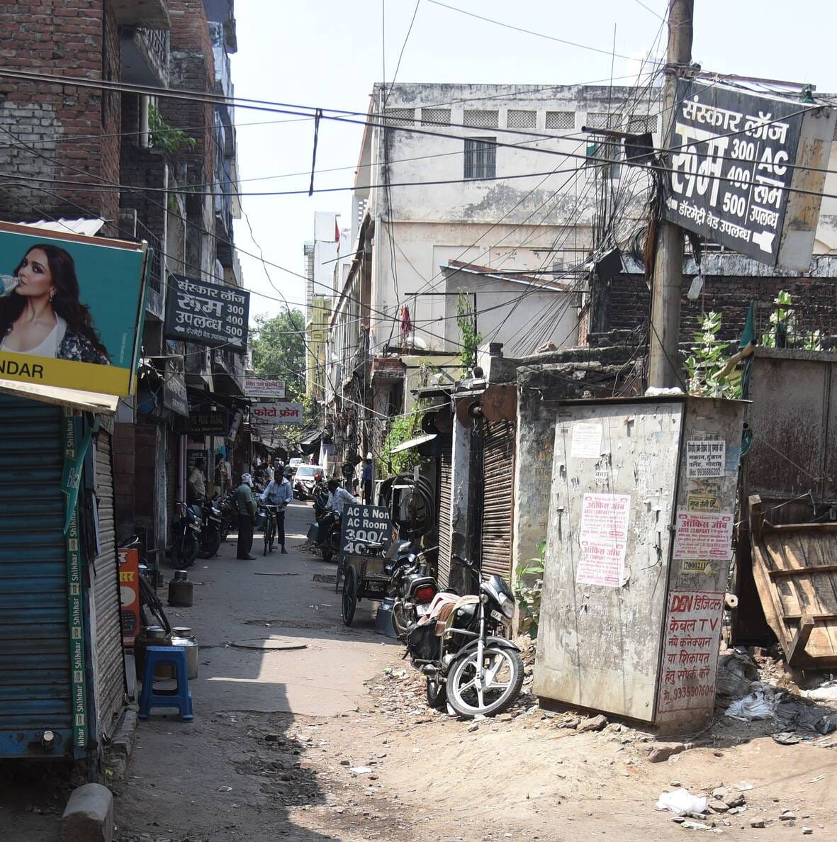 राजधानी में संकरी गलियों में चल रहे हैं होटल। 