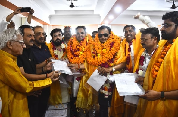 समर्थकों के साथ नामांकन करते अमरनाथ मिश्र, पवन मनोचा। समर्थकों के साथ नामांकन करते अमरनाथ मिश्र, पवन मनोचा।
