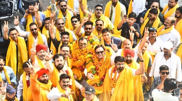 समर्थकों के साथ नामांकन करते अमरनाथ मिश्र, पवन मनोचा। समर्थकों के साथ नामांकन करते अमरनाथ मिश्र, पवन मनोचा।