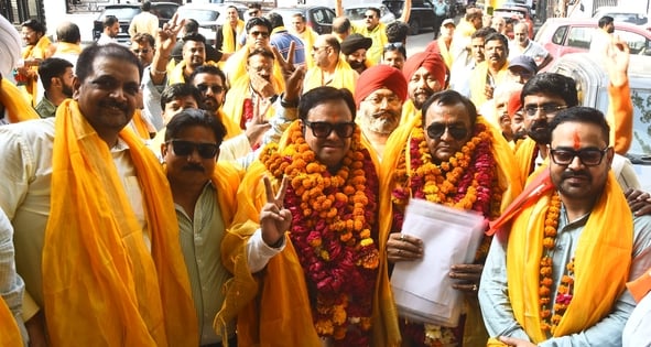 समर्थकों के साथ नामांकन करते अमरनाथ मिश्र, पवन मनोचा। समर्थकों के साथ नामांकन करते अमरनाथ मिश्र, पवन मनोचा।