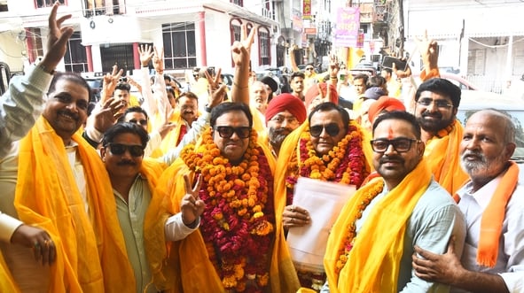 समर्थकों के साथ नामांकन करते अमरनाथ मिश्र, पवन मनोचा। समर्थकों के साथ नामांकन करते अमरनाथ मिश्र, पवन मनोचा।