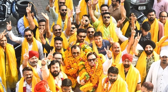 समर्थकों के साथ नामांकन करते अमरनाथ मिश्र, पवन मनोचा। समर्थकों के साथ नामांकन करते अमरनाथ मिश्र, पवन मनोचा।