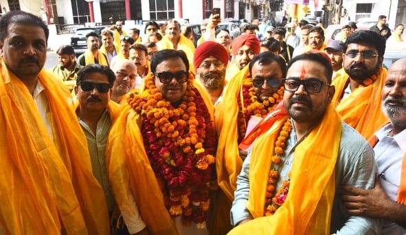 समर्थकों के साथ नामांकन करते अमरनाथ मिश्र, पवन मनोचा। समर्थकों के साथ नामांकन करते अमरनाथ मिश्र, पवन मनोचा।