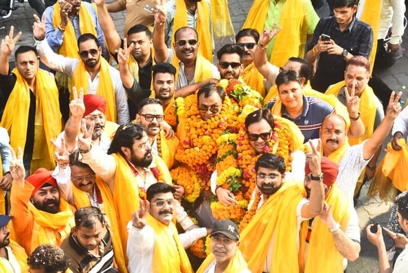 समर्थकों के साथ नामांकन करते अमरनाथ मिश्र, पवन मनोचा। समर्थकों के साथ नामांकन करते अमरनाथ मिश्र, पवन मनोचा।