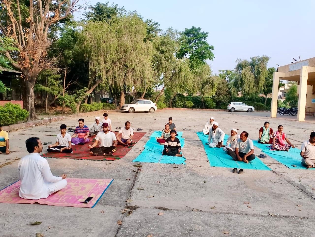 सिविल अस्पताल में योगाभ्यास करते कर्मचारी व अन्य लोग। प्रवक्ता