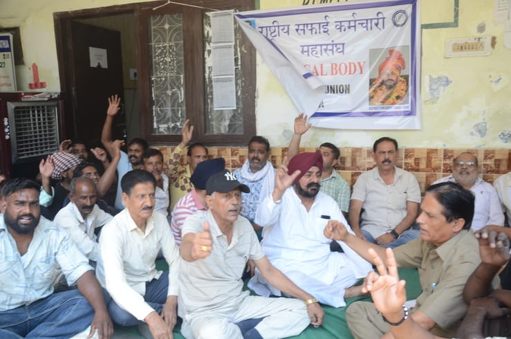 शहर में सफाई कर्मचारियों की हड़ताल के बाद बदतर हो गए सड़कों के हालात