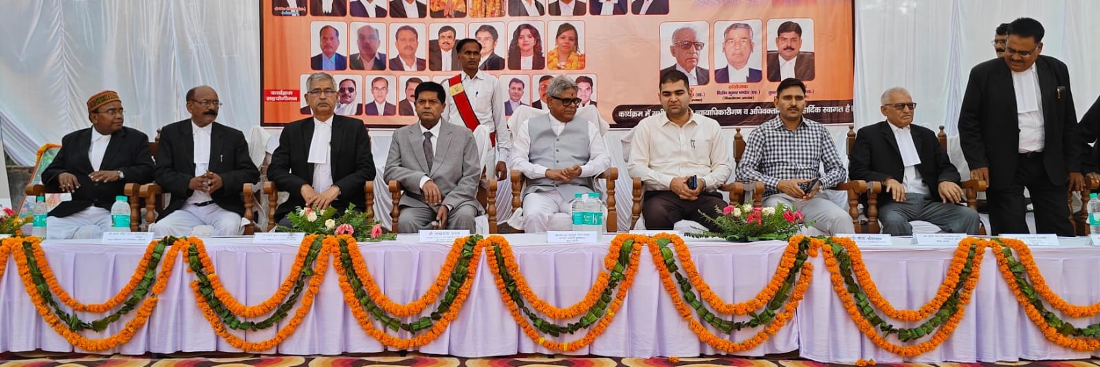 शपथ समारोह के दौरान कतार में बैठे नवनिर्वाचित पदाधिकारी। संवाद शपथ समारोह के दौरान कतार में बैठे नवनिर्वाचित पदाधिकारी। संवाद