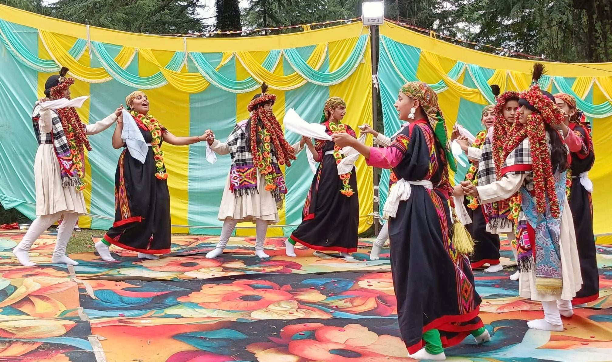 दलाश के बश्ता में आयोजित मेले में पहुंचे देवी देवता। संवाद