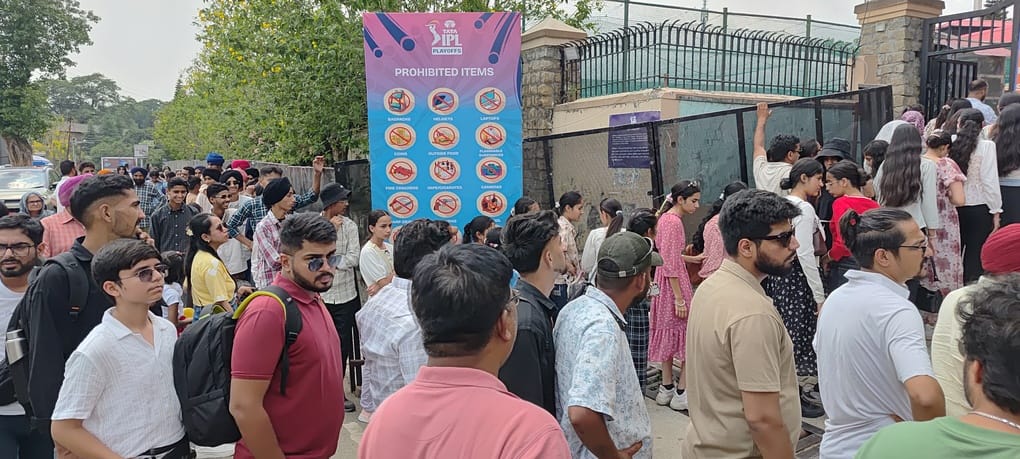 धर्मशाला क्रिकेट स्टेडियम में प्रवेश पाने के लिएउमड़ी पर्यटकों की भीड़। अमरउजाला धर्मशाला क्रिकेट स्टेडियम में प्रवेश पाने के लिएउमड़ी पर्यटकों की भीड़। अमरउजाला