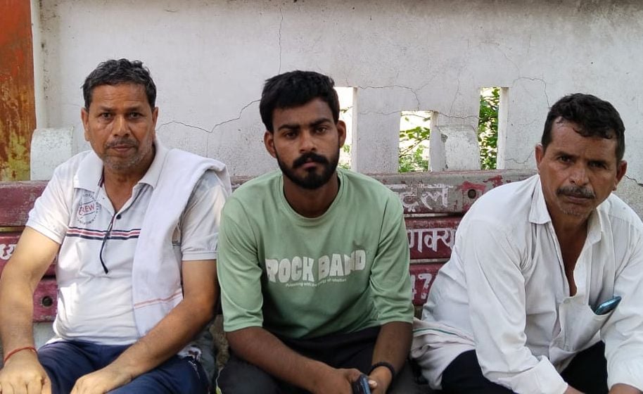 उघैती के मेवली गांव में विवाहिता की मौत के बाद घर में शोक संवेदना को एकत्र महिलाएं। संवाद उघैती के मेवली गांव में विवाहिता की मौत के बाद घर में शोक संवेदना को एकत्र महिलाएं। संवाद