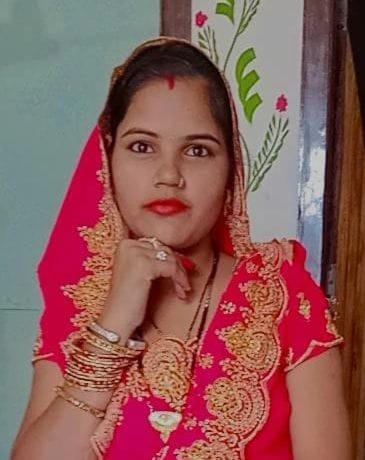 उघैती के मेवली गांव में विवाहिता की मौत के बाद घर में शोक संवेदना को एकत्र महिलाएं। संवाद उघैती के मेवली गांव में विवाहिता की मौत के बाद घर में शोक संवेदना को एकत्र महिलाएं। संवाद
