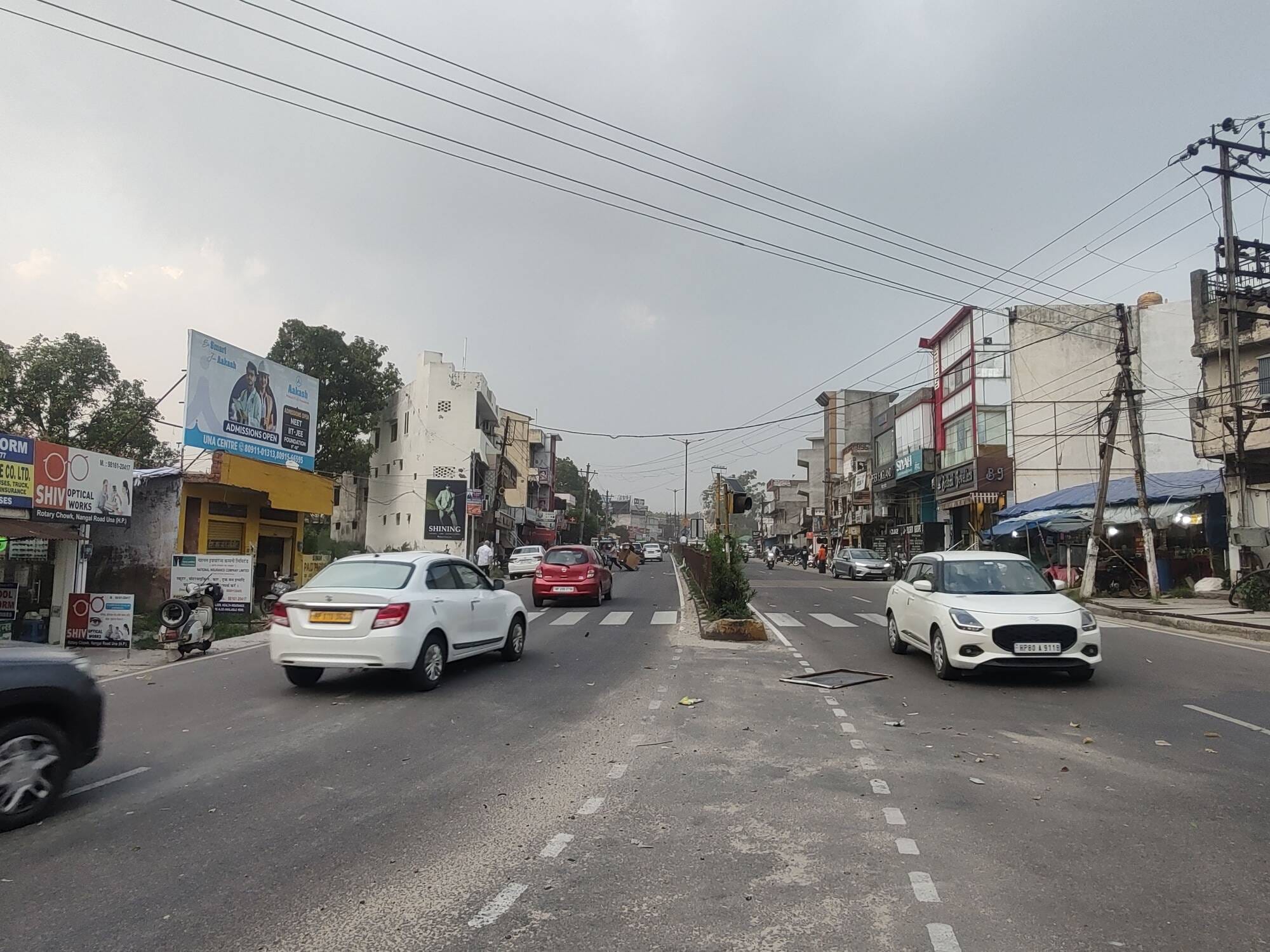 ऊना में भंयकर गर्मी से बचने के लिए मुंह को कपड़े से ढ़क कर जाती युवती ।संवाद ऊना में भंयकर गर्मी से बचने के लिए मुंह को कपड़े से ढ़क कर जाती युवती ।संवाद
