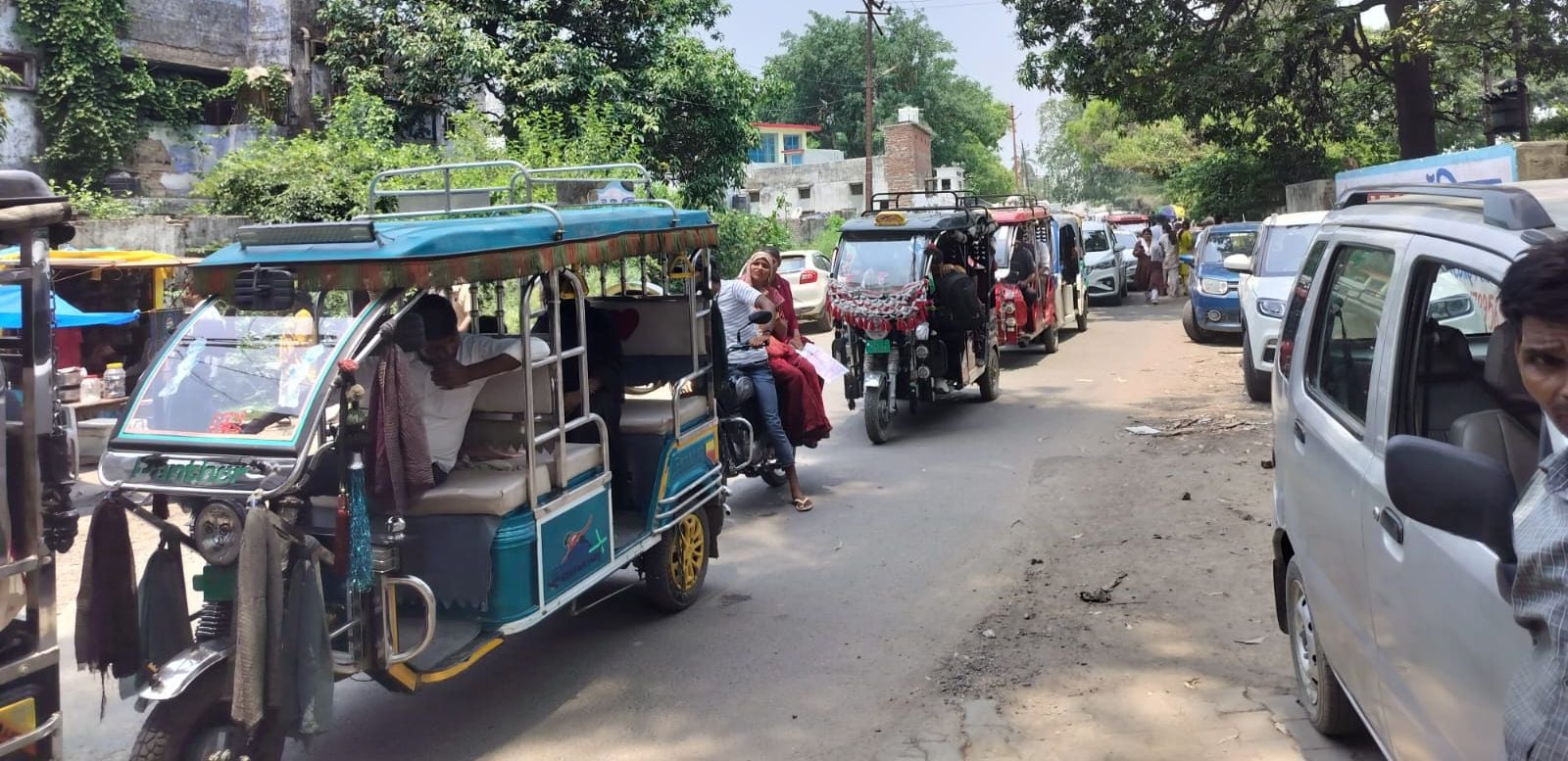 वन विभाग वाले मार्ग पर लगा जाम। संवाद