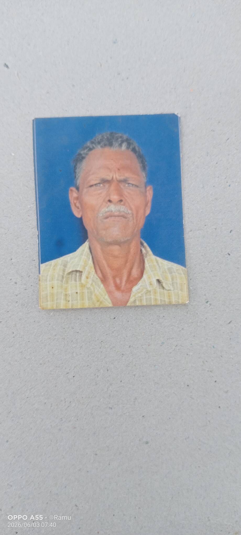 वद्ध की मौत के बाद घर के बाहर बैठीं महिलाएं। संवाद वद्ध की मौत के बाद घर के बाहर बैठीं महिलाएं। संवाद