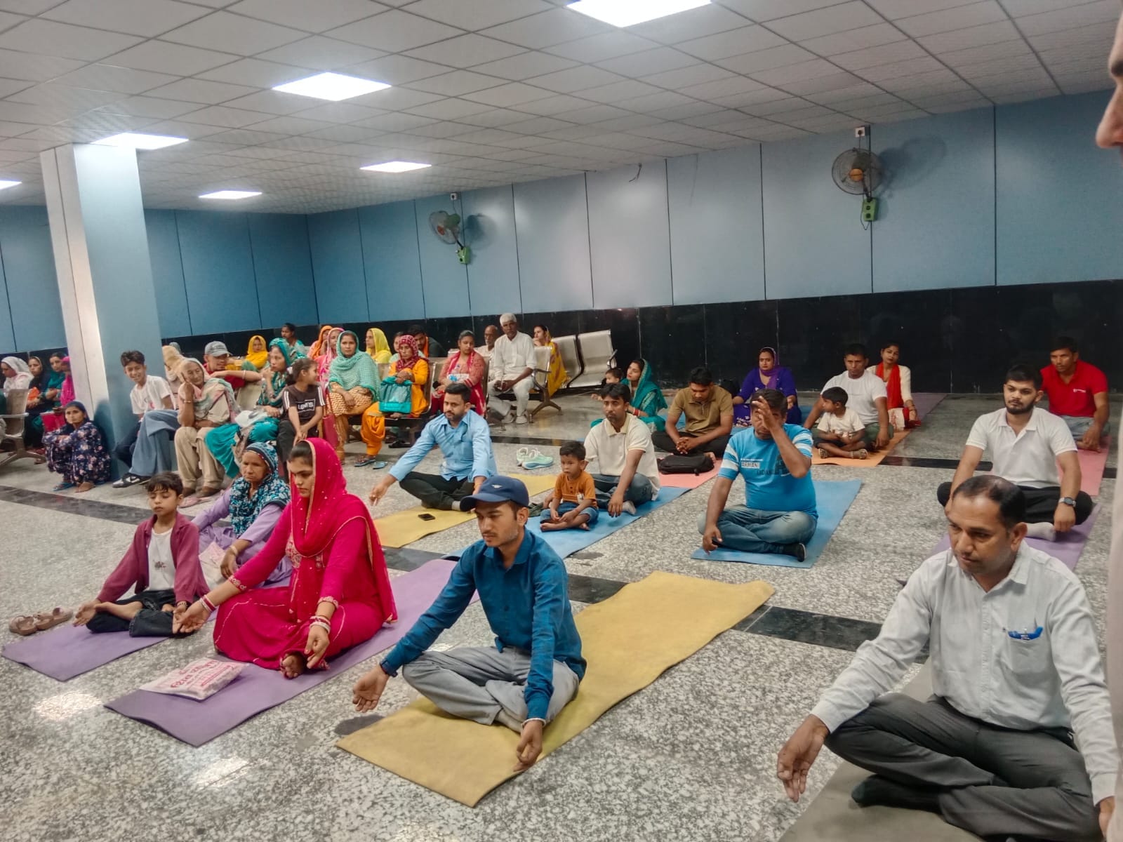 योग प्रोटोकॉल प्रशिक्षण शिविर में योगाभ्यास करते साधक। संस्था योग प्रोटोकॉल प्रशिक्षण शिविर में योगाभ्यास करते साधक। संस्था