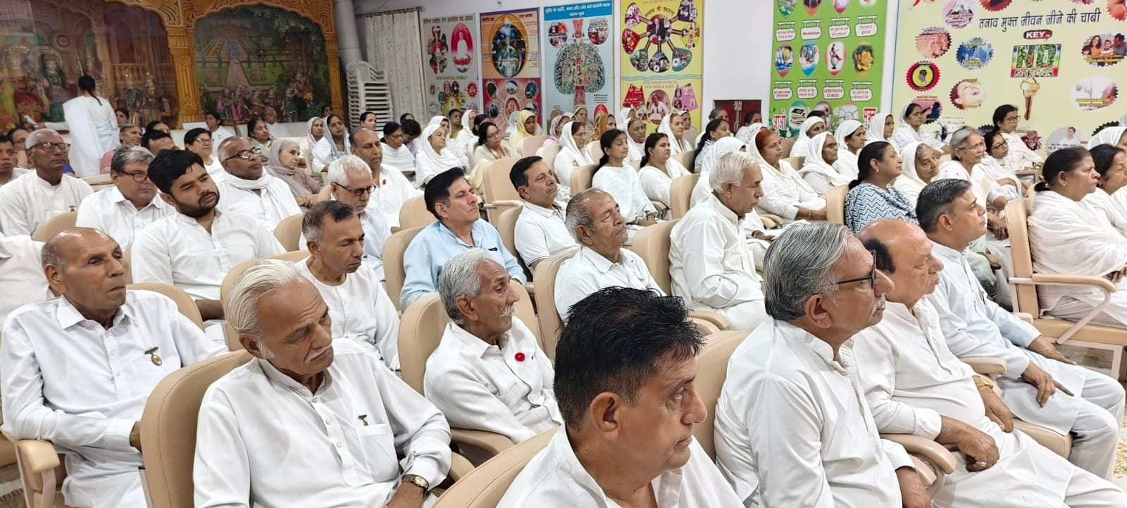 04जेएनडी08-ब्रह्मकुमारीज सेवा केंद्र में पर्यावरण के बारे में बताते हुए भाई विजय। स्रोत श्रद्धा