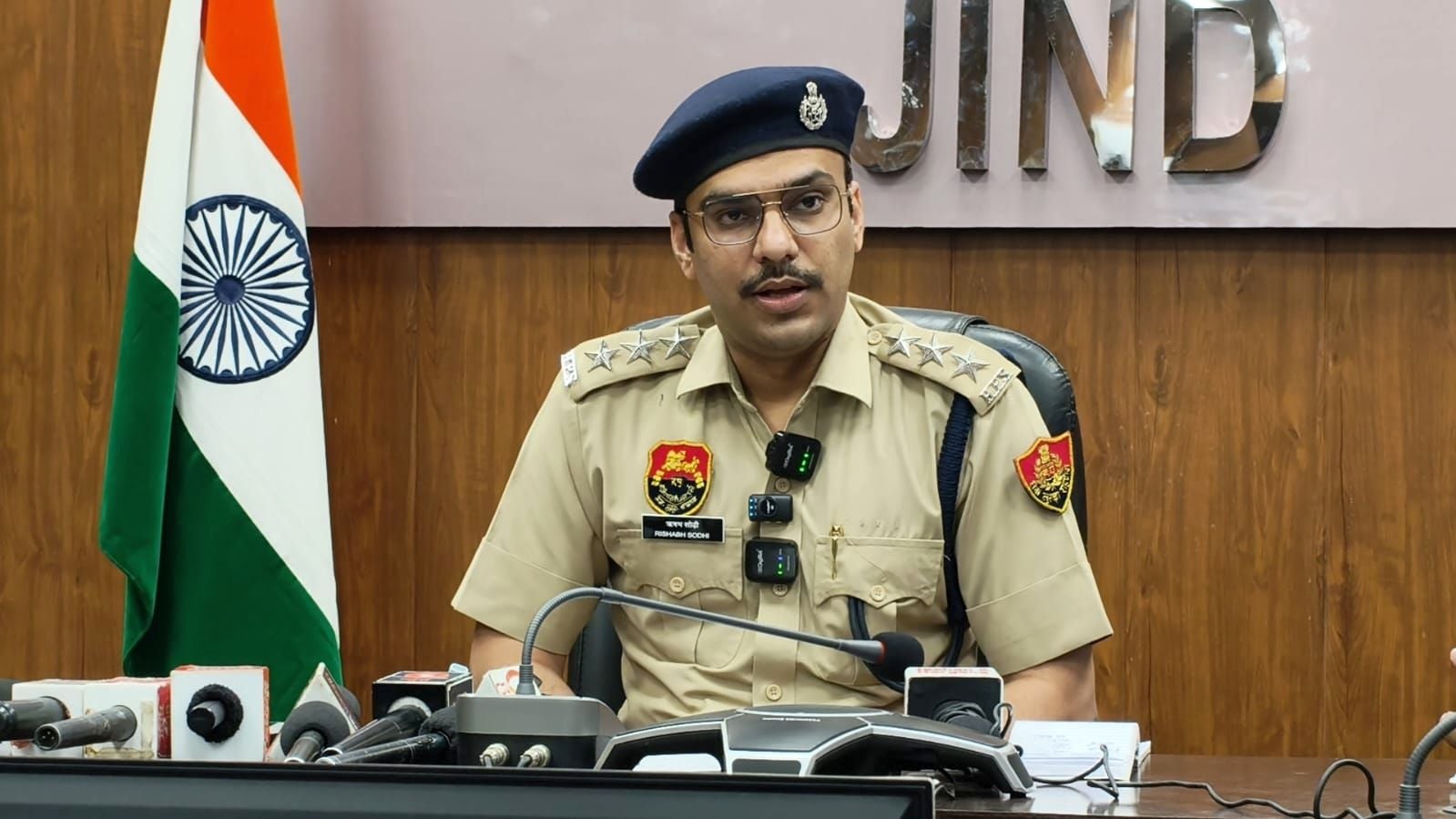 04जेएनडी18-मुठभेड़ के बाद बदमाशों की कार की तलाशी लेती पुलिस। संवाद