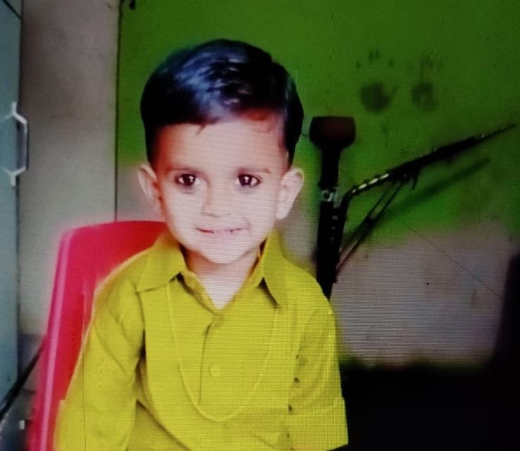 04जेएनडी30: पौली गांव में सर्च अभियान चलाते हुए टीम। ग्रामीण 04जेएनडी30: पौली गांव में सर्च अभियान चलाते हुए टीम। ग्रामीण