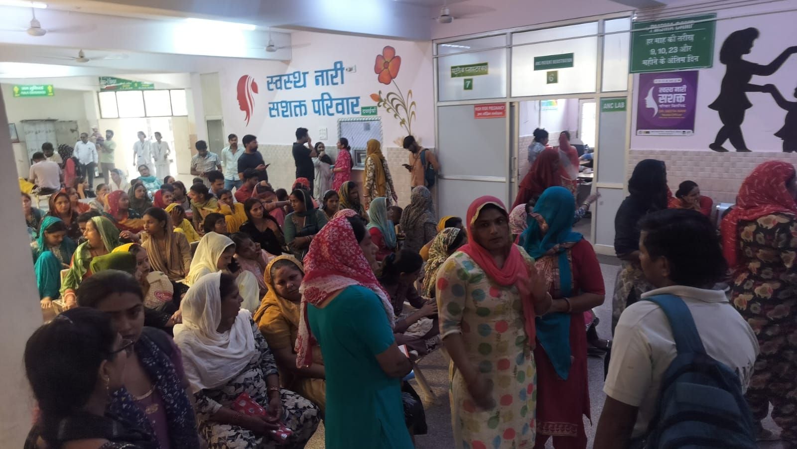 04जेएनडी34: हाई रिस्क गर्भवती महिलाओं की सुविधा के लिए लगाई गई कुर्सियां। संवाद 04जेएनडी34: हाई रिस्क गर्भवती महिलाओं की सुविधा के लिए लगाई गई कुर्सियां। संवाद