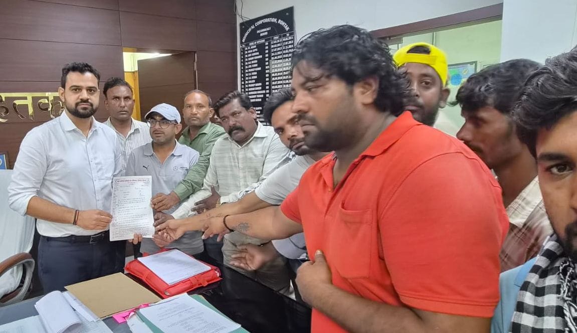 29-मेयर रामअवतार वाल्मीकि को ज्ञापन सौंपते नगर निगम पार्षद । संवाद