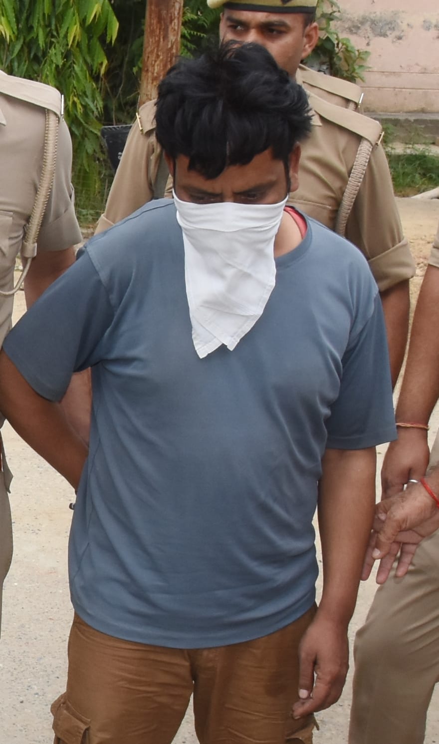 अंबेहटा में पूनम मित्तल की हत्या में पकड़े गए हत्यारोपी को मुठभेड़ के बाद लाती पुलिस