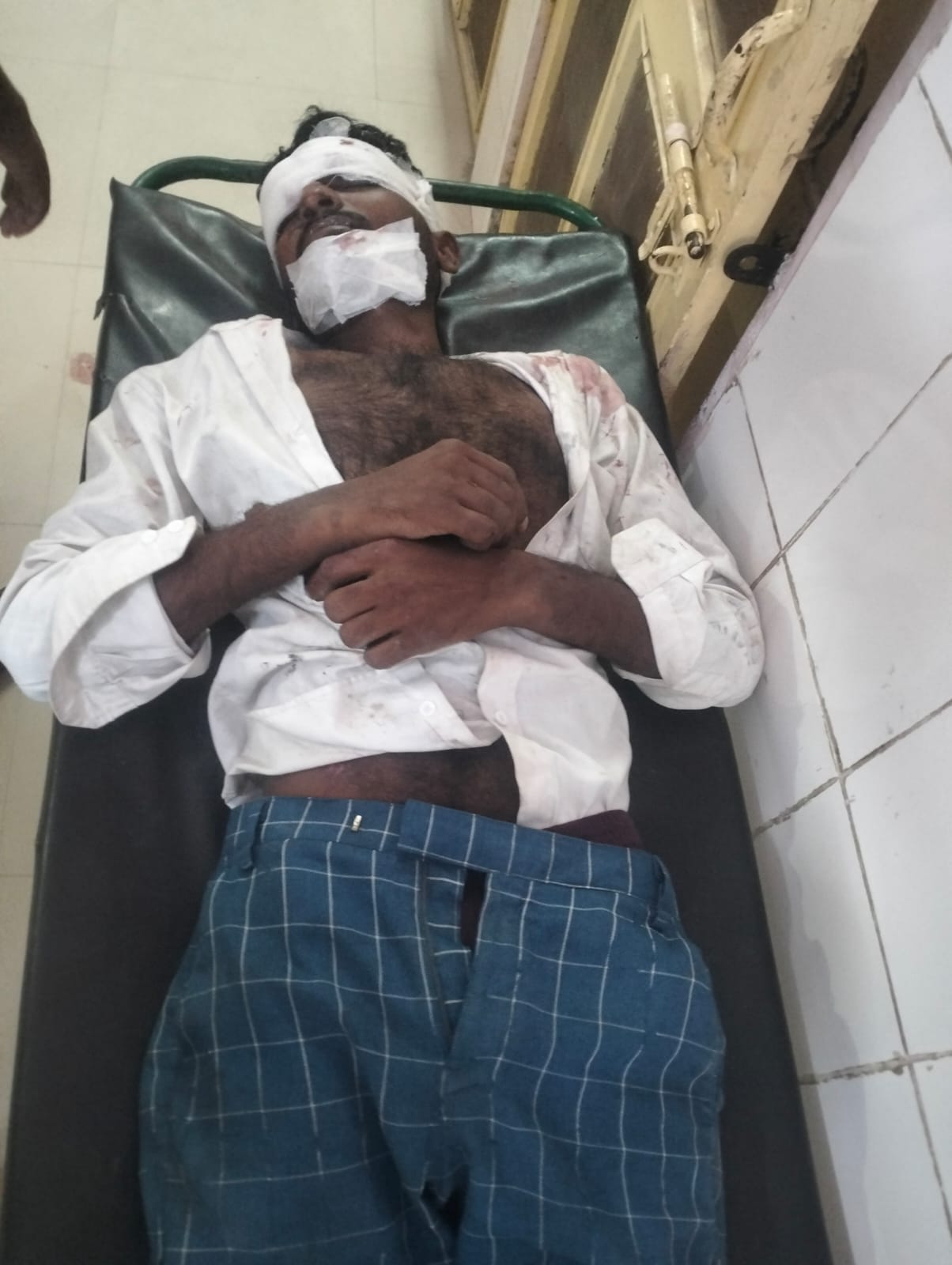 अस्पताल में भर्ती फूलपुर में हुई सड़क दुघर्टना में घायल लल्लू।