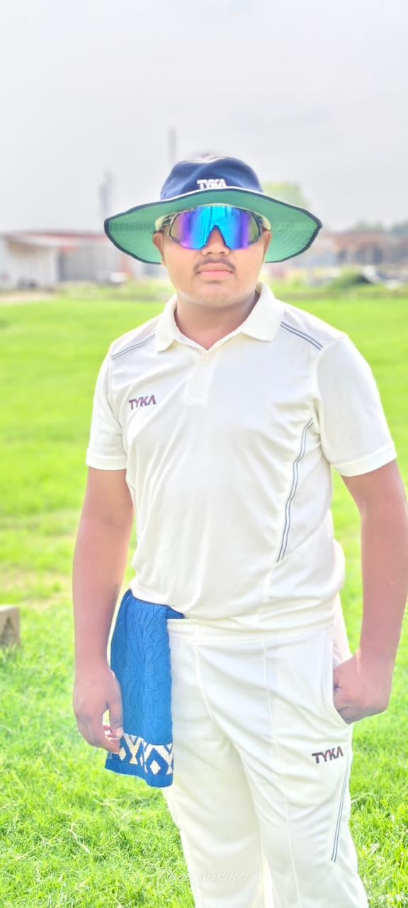 अस्थाई मंडी समिति मैदान में शार्ट लगाता खिलाड़ी।संवाद