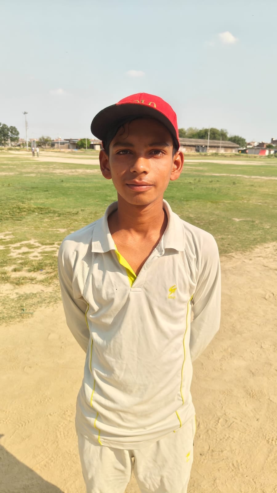 अस्थाई मंडी समिति मैदान में शार्ट लगाता खिलाड़ी।संवाद