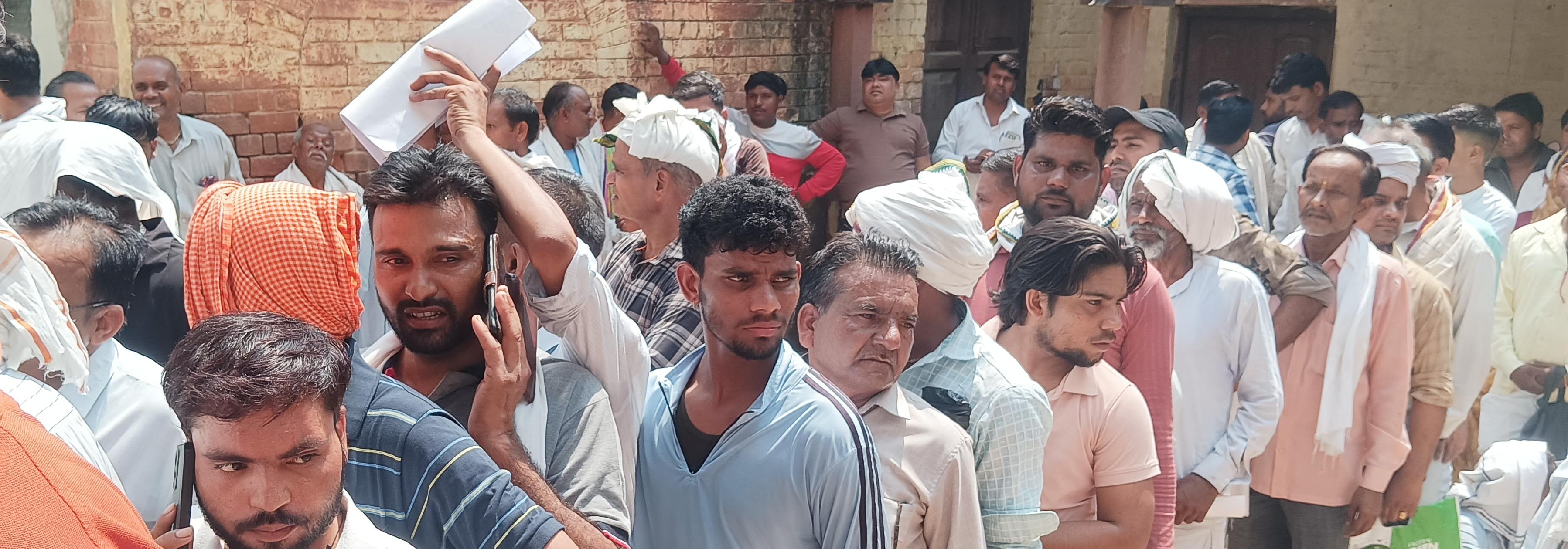 बाह के सब रजिस्ट्रार कार्यालय पर बैनामा कराने वालों की भीड़: राशन जैसी लगी रही लंबी लाइन बाह के सब रजिस्ट्रार कार्यालय पर बैनामा कराने वालों की भीड़: राशन जैसी लगी रही लंबी लाइन