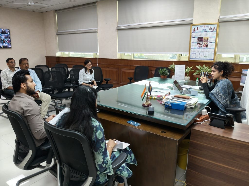 बैठक में अधिकारियों को निर्देश देतीं डीसी अपराजिता। प्रवक्ता