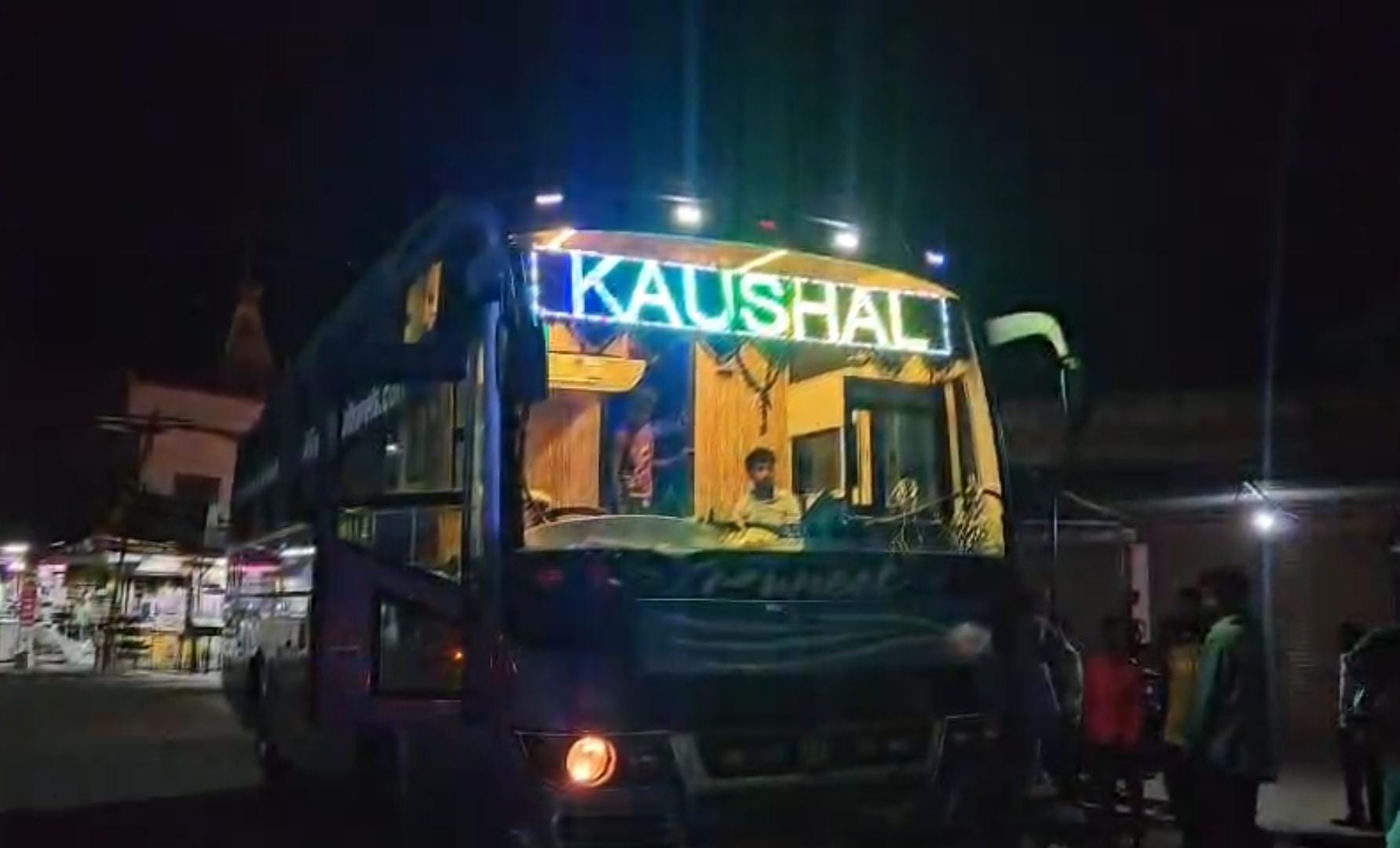 बड़वानी में हाइवे पर यात्री बस पर बदमाशों ने किया पथराव, चालक ने दी जानकारी