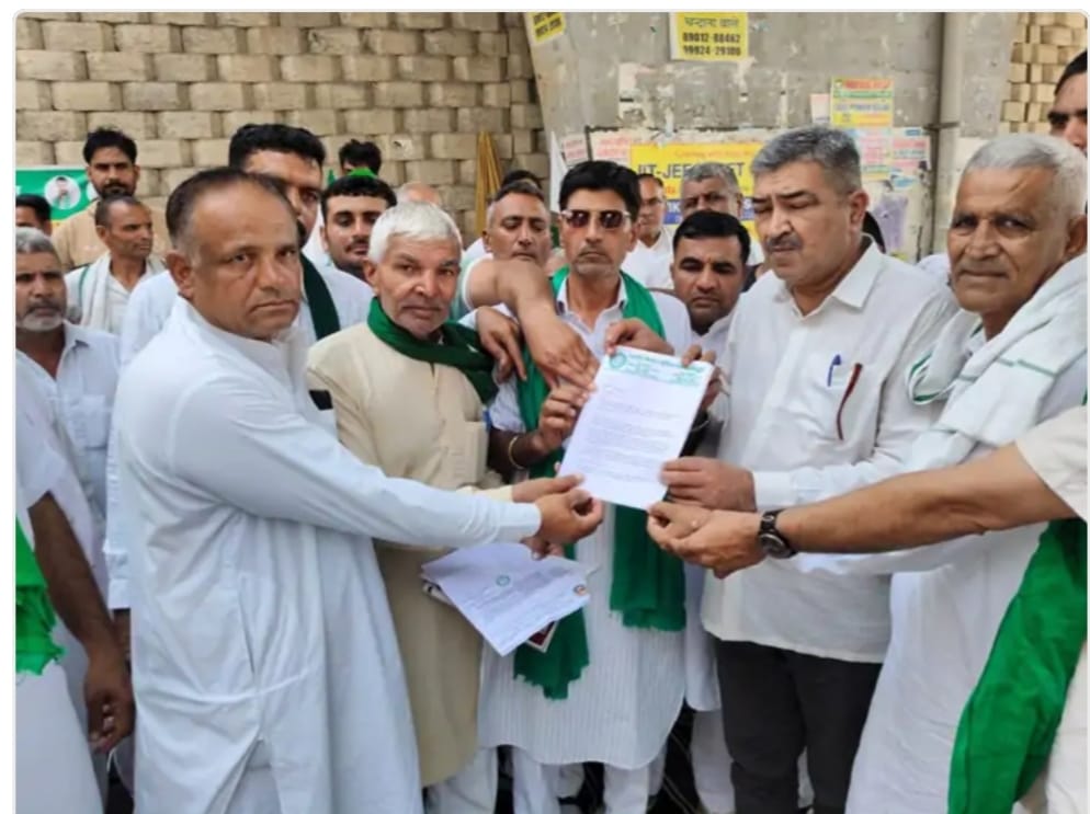 छोटू राम चौक के पास नारेबाजी करते हुए भारतीय किसान यूनियन (चढ़ूनी ग्रुप) के सदस्य। संवाद