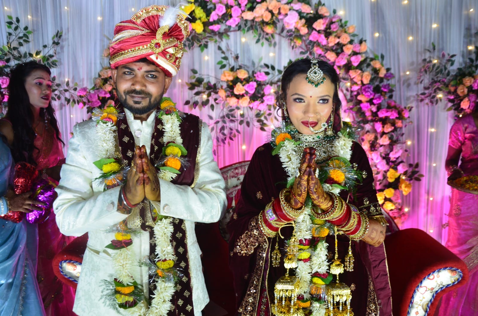फुल्लनपुर रेलवे क्रासिंग के पास नंदगंज थानाध्यक्ष अतुल कुमार मिश्र के साथ हाथापाई करतीं महिलाएं