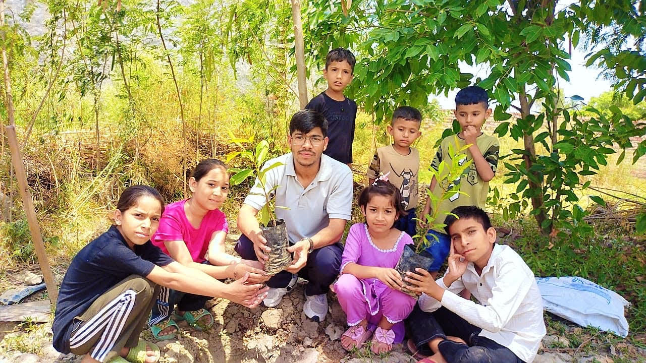 फरल में पौधारोपण करते अध्यापक व बच्चे