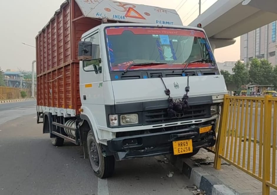 फरीदाबाद बाटा मेट्रो स्टेशन के पास सड़क दुर्घटना में  ट्रक व कार आपस मे टकराए जिसमें एक ट्रक पल
