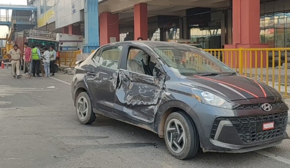 फरीदाबाद बाटा मेट्रो स्टेशन के पास सड़क दुर्घटना में  ट्रक व कार आपस मे टकराए जिसमें एक ट्रक पल
