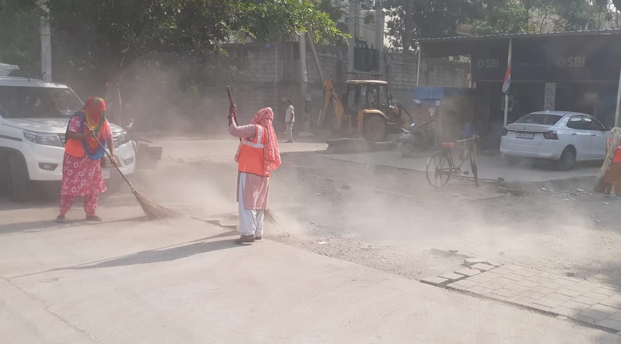 फरीदाबाद में नगर निगम ने दो दिवसीय मेगा सफाई अभियान के दौरान नीलम चौक पर सफाई करते कर्मचारी । 