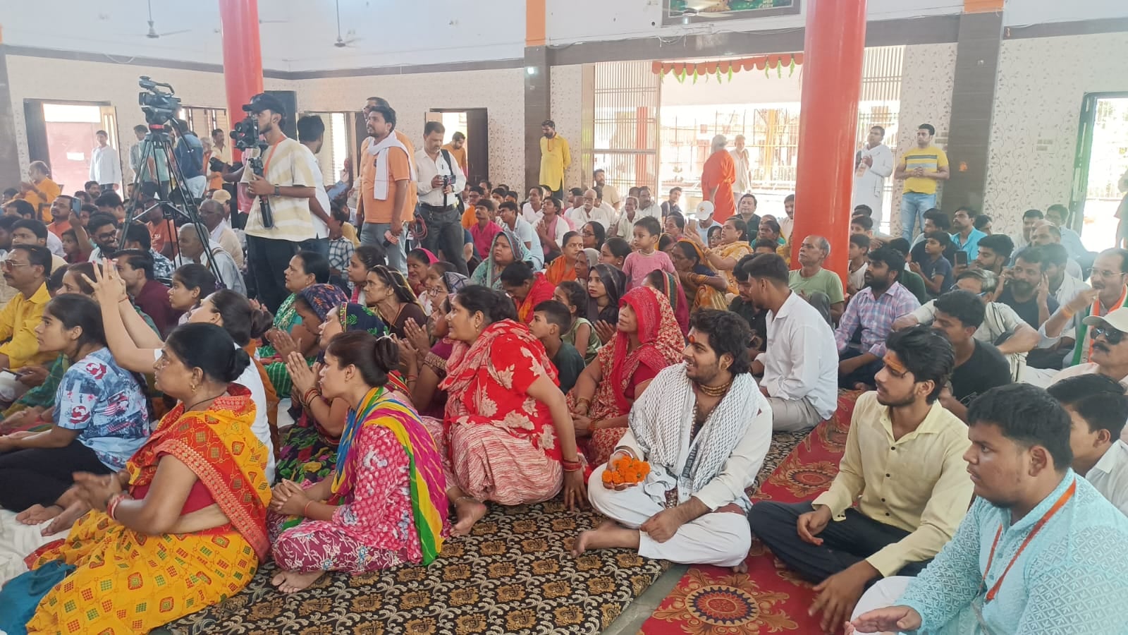 फोटो-26 शहर के पांडवेश्वर नाथ मंदिर में प्रवचन हाल में लोगों को संबोधित करते ज्योतिष्पीठाधीश्व