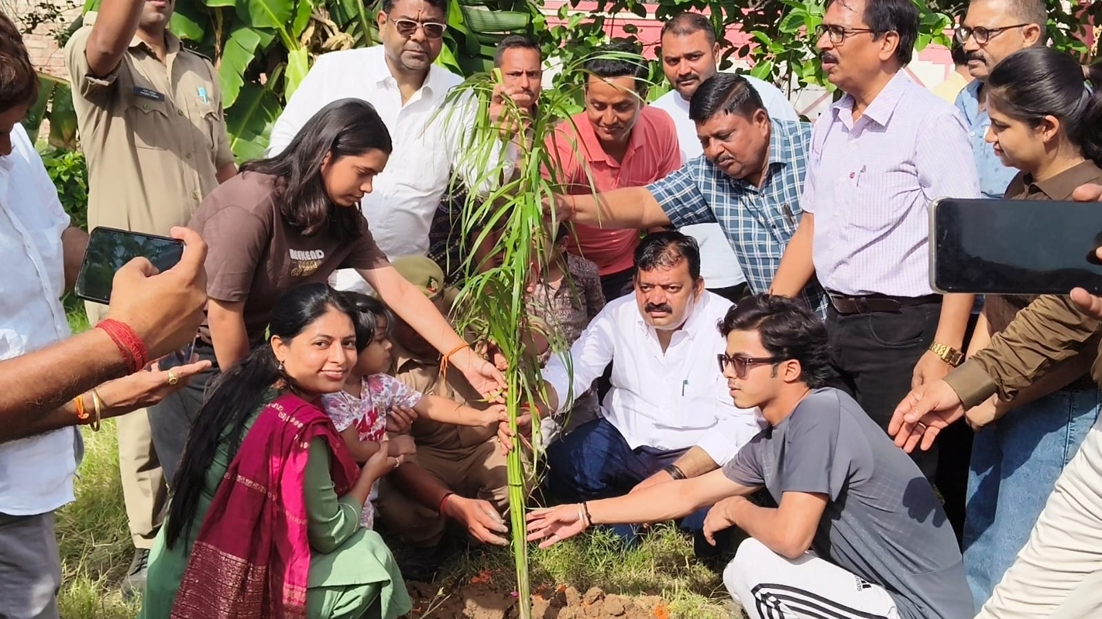 फोटो- 29- पौधा रोपने के बाद पानी डालते डीएम। स्रोत:प्रशासन फोटो- 29- पौधा रोपने के बाद पानी डालते डीएम। स्रोत:प्रशासन