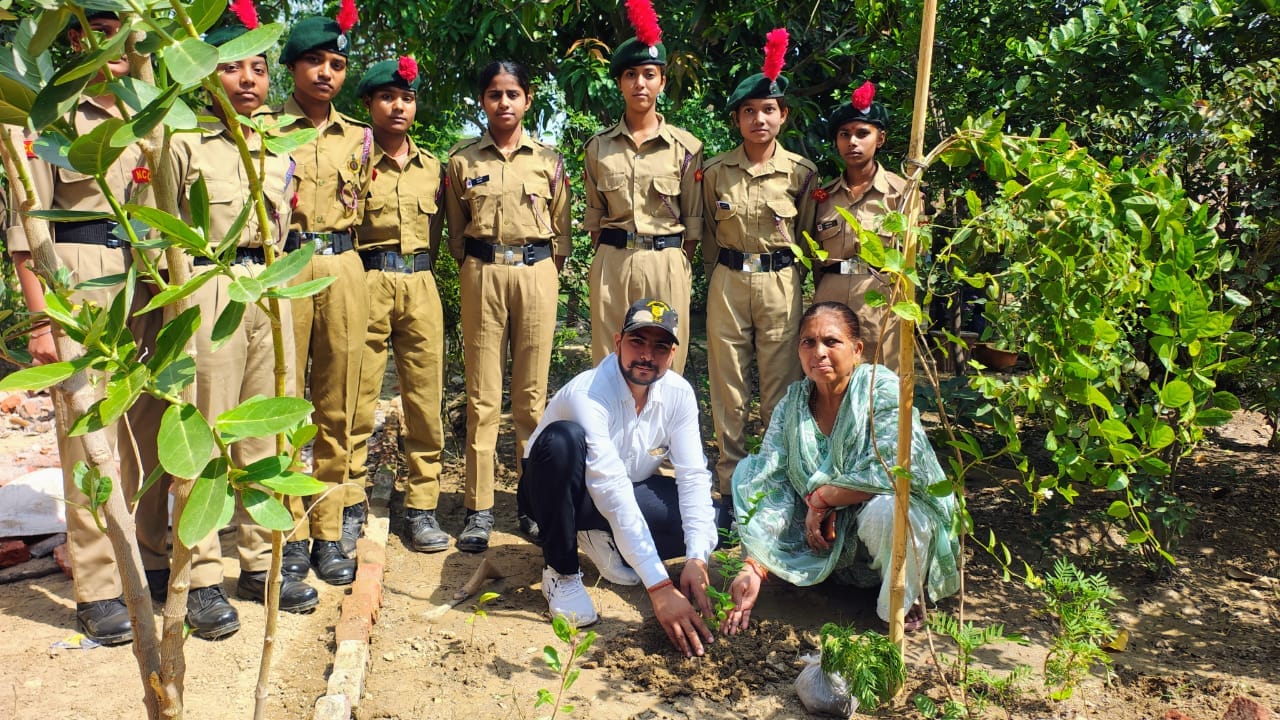 फोटो- 29- पौधा रोपने के बाद पानी डालते डीएम। स्रोत:प्रशासन फोटो- 29- पौधा रोपने के बाद पानी डालते डीएम। स्रोत:प्रशासन