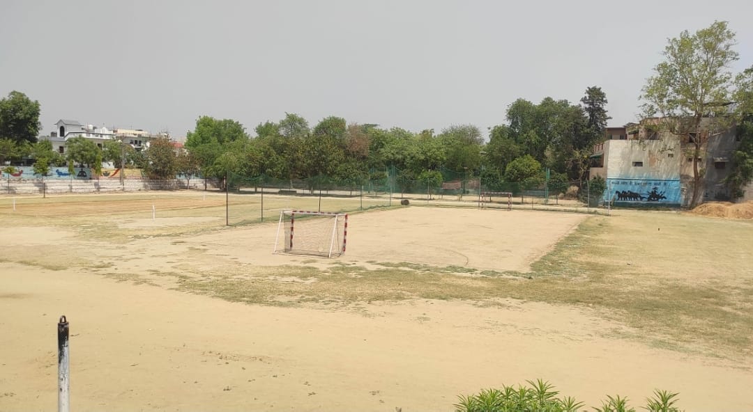 फोटो :: 48 :सोनीपत के गांव राजलगढ़ी में खड़ा नेट टूटा बास्केटबॉल पोल। संवाद