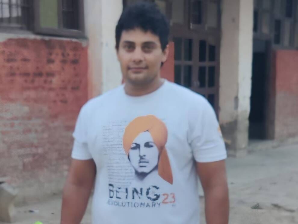 फोटो :: 48 :सोनीपत के गांव राजलगढ़ी में खड़ा नेट टूटा बास्केटबॉल पोल। संवाद
