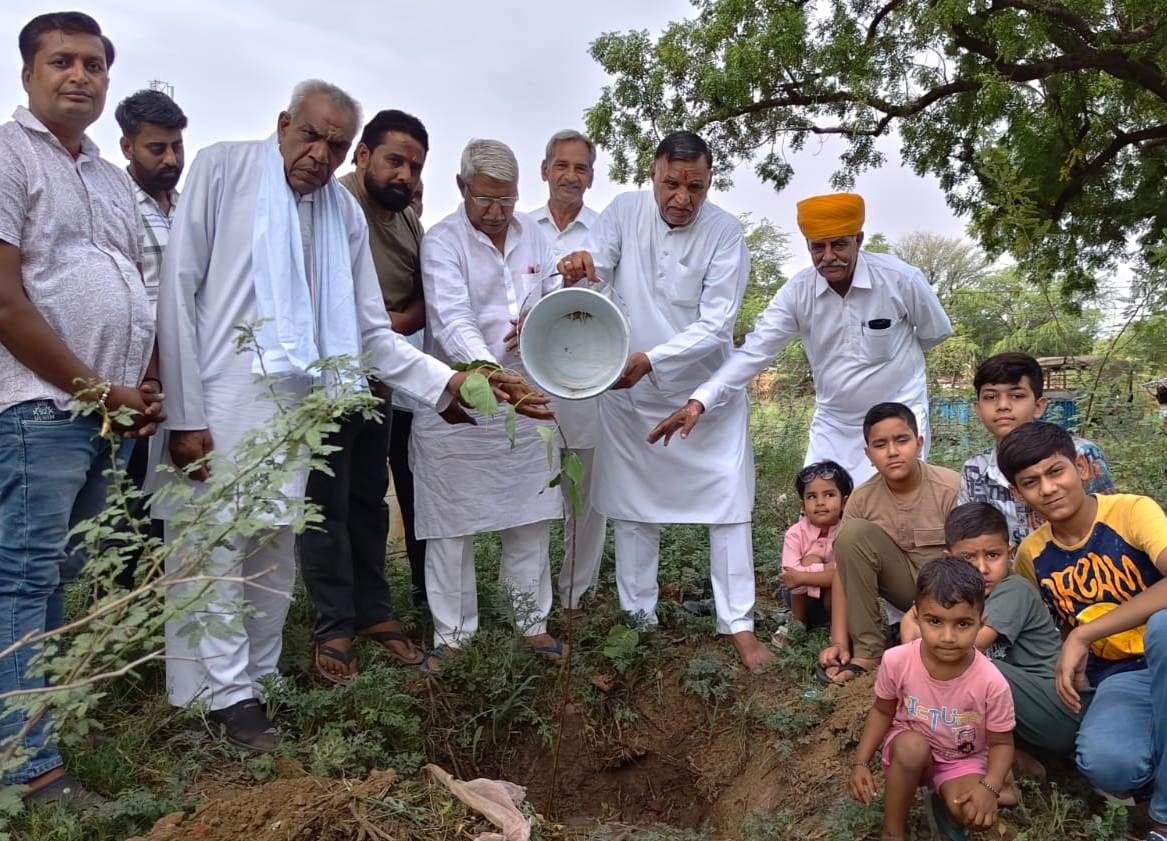 फोटो संख्या:70- सब्जी मंडी में आमजन को बैग वितरित करते भारत विकास परिषद के पदाधिकारी--स्रोत- स फोटो संख्या:70- सब्जी मंडी में आमजन को बैग वितरित करते भारत विकास परिषद के पदाधिकारी--स्रोत- स