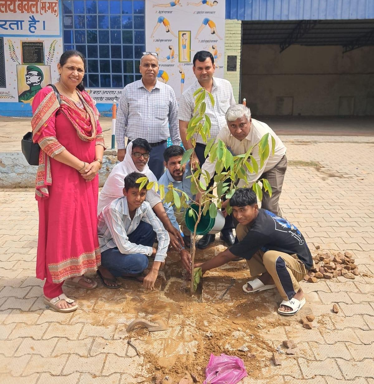 फोटो संख्या:70- सब्जी मंडी में आमजन को बैग वितरित करते भारत विकास परिषद के पदाधिकारी--स्रोत- स फोटो संख्या:70- सब्जी मंडी में आमजन को बैग वितरित करते भारत विकास परिषद के पदाधिकारी--स्रोत- स