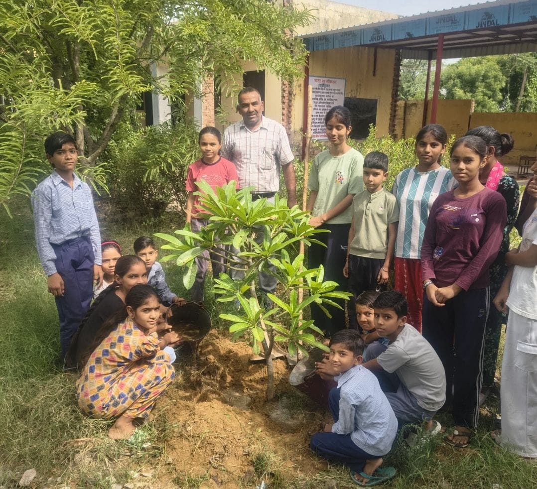 फोटो संख्या:70- सब्जी मंडी में आमजन को बैग वितरित करते भारत विकास परिषद के पदाधिकारी--स्रोत- स फोटो संख्या:70- सब्जी मंडी में आमजन को बैग वितरित करते भारत विकास परिषद के पदाधिकारी--स्रोत- स