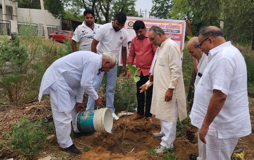 फोटो संख्या:70- सब्जी मंडी में आमजन को बैग वितरित करते भारत विकास परिषद के पदाधिकारी--स्रोत- स फोटो संख्या:70- सब्जी मंडी में आमजन को बैग वितरित करते भारत विकास परिषद के पदाधिकारी--स्रोत- स