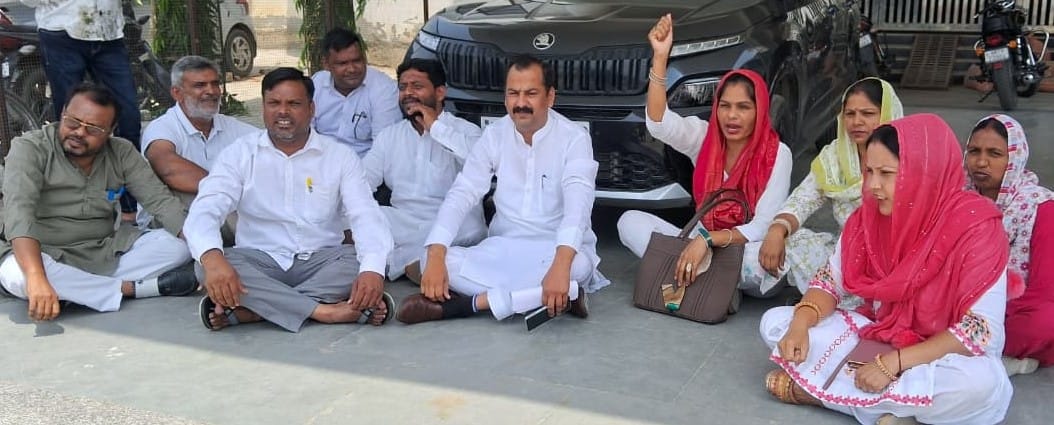 फोटो : सोनीपत के खरखौदा नपा कार्यालय में सदन की बैठक शुरू होते ही पिछली बैठक को लेकर लगाए जा रह