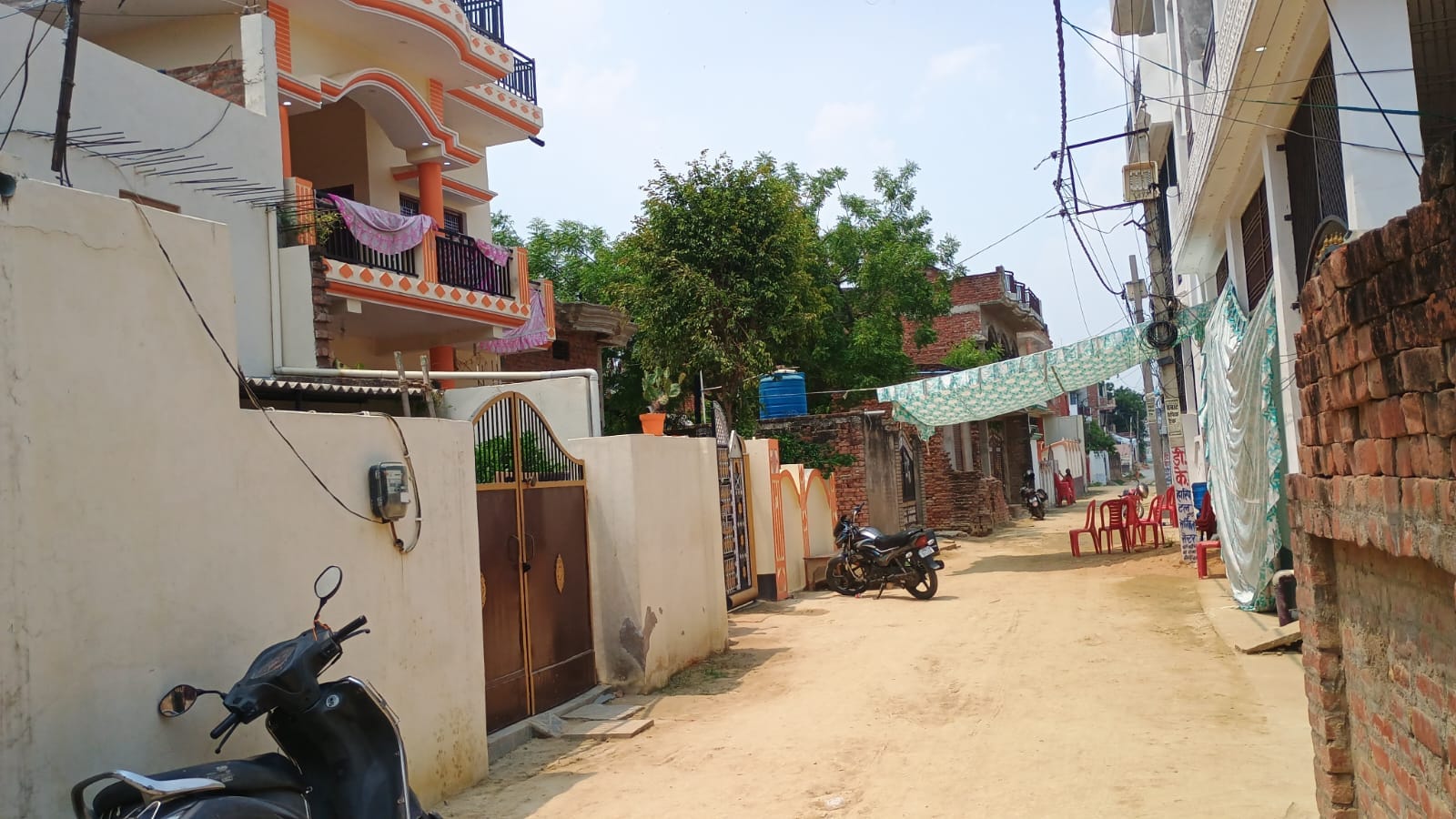 गोंडा देहाती में कासिमाबाद सीओ अनुभव राजर्षि के साथ मौजूद विभिन्न थानों की पुलिस। संवाद